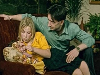 Мать попросила бойфренда присмотреть за дочерью, а он совратил 10-летнюю девочку