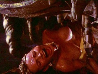 Огромный инопланетный червь насилует и кончает в женщину-астронавта