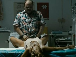 Влюбленный доктор и хиппи-пациентка: история страсти на греческом острове