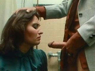 Мужчина заставил женщину делать ему минет в туалете