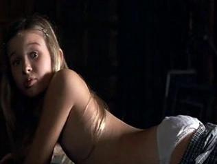 Юная девушка обнажилась перед парнями во время игры