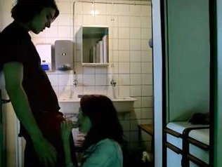 Девушка пытается оживить член парня