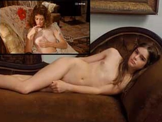 Обнаженные мать и дочь позируют для фотографа