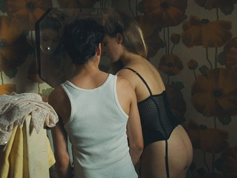 Опытная проститутка нежно лишает юного клиента невинности