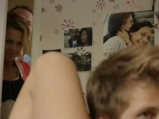 Родители подсматривают за интимным моментом дочери